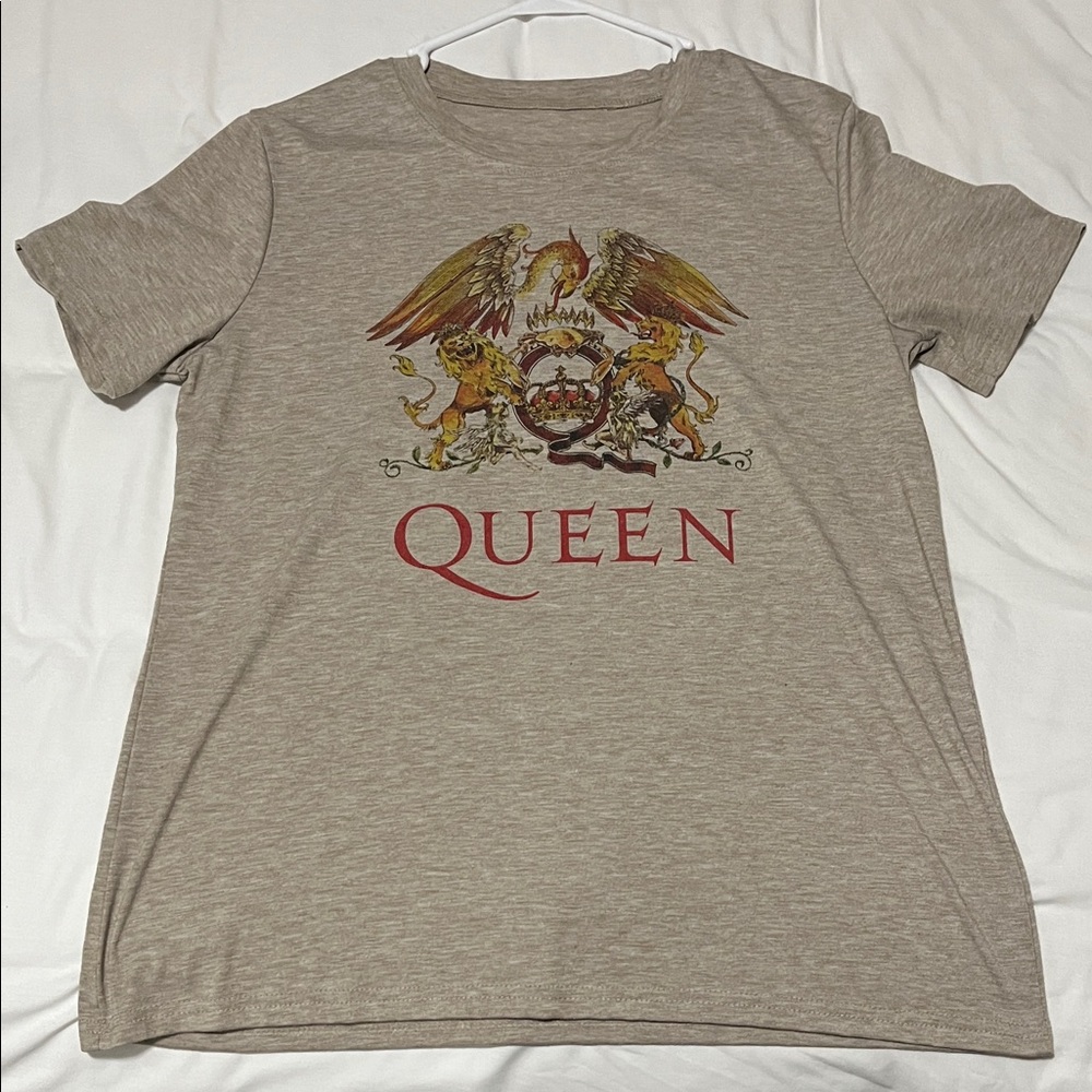 Que Beige Graphic Tee with Royal Motif